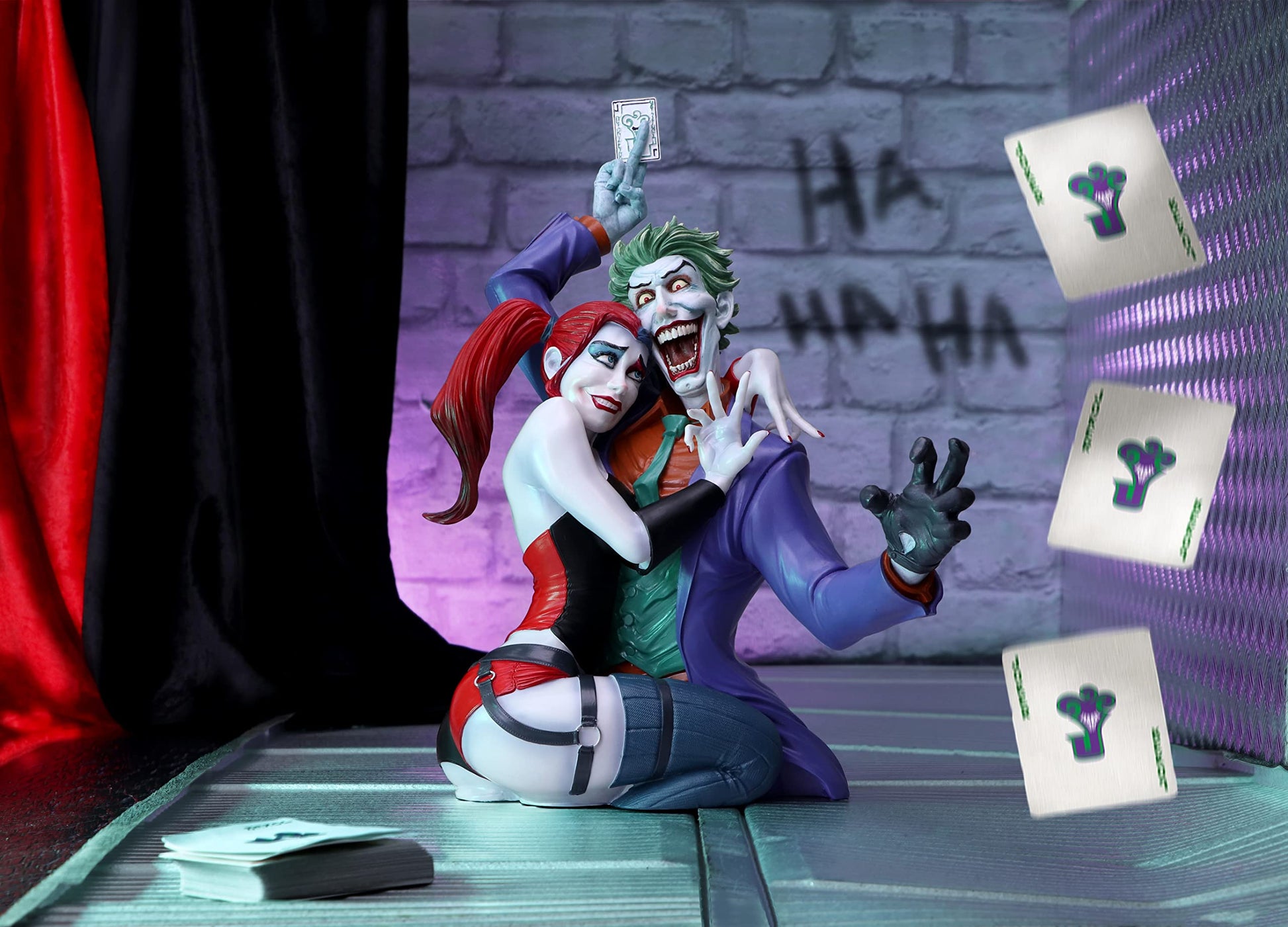 The Joker and Harley Quinn Bust 37.5cm Statue 7
