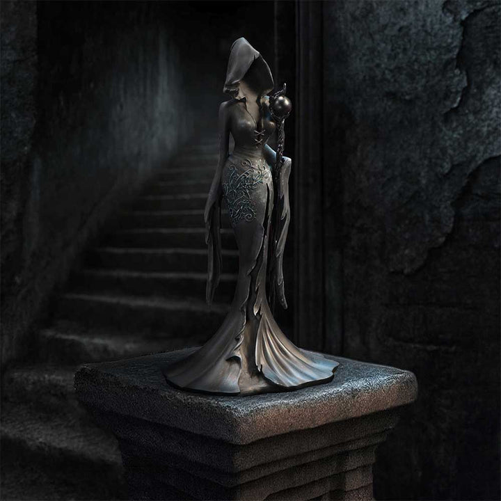 Femme Fatale Seer Figurine 20cm 7